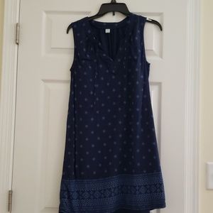 Sleeveless patterened navy shift dress.